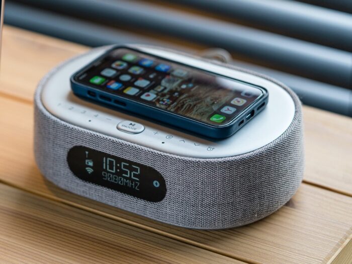 harman-kardon-citation-oasis-review-music-radio-alarm-and-wireless-charging_60cb2a952b8b7-700x525